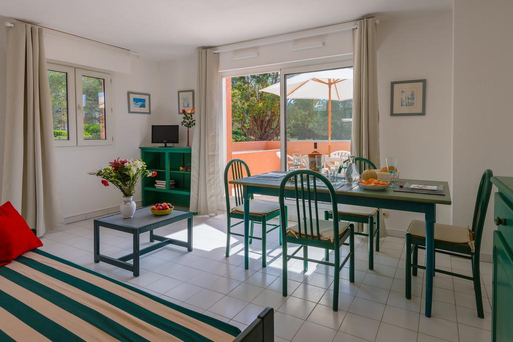 Lagrange Vacances Le Domaine Des Grands Pins Saint-Raphaël Habitación foto